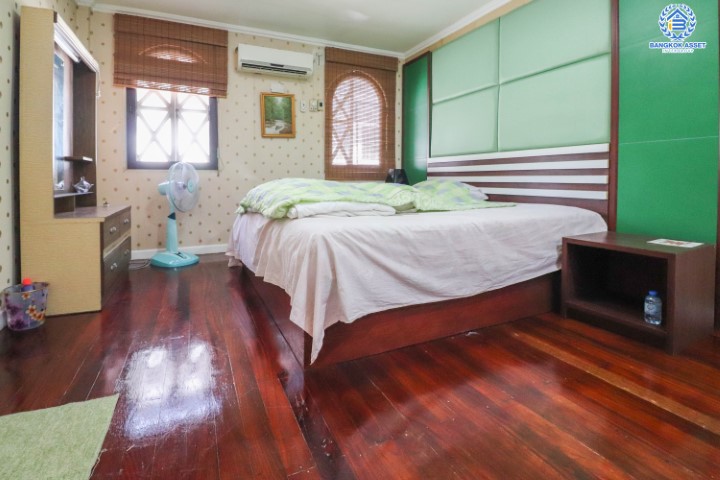 บ้านเดี่ยวทำเลโชคชัย 4 ซอย 56 หลังใหญ่พร้อมอยู่ เนื้อที่ 101 ตร.ว. พร้อมฟังก์ชันที่เหนือกว่าด้วย 5 ห้องนอน 5 ห้องน้ำ ต่อเติมเต็มทั้งหลัง บนทำเลสุดโดดเด่น! พร้อมเชื่อมต่อหลายเส้นทาง ใจกลางแหล่ง Community Mall ชั้นนำมากมาย ใกล้รถไฟฟ้าสายสีเหลือง "โชคชัย4" และทางด่วน "ฉลองรัช"